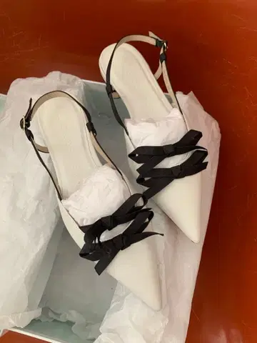 새상품 루데코레 백 벨트 뮬 24