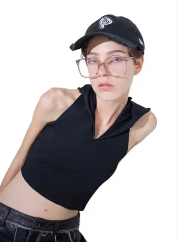 후드 부착 블랙 탱크탑