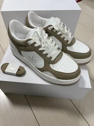 alo 화이트/베이지 스니커즈 8M 26cm