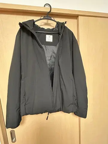 블랙 다운 자켓 후드 부착