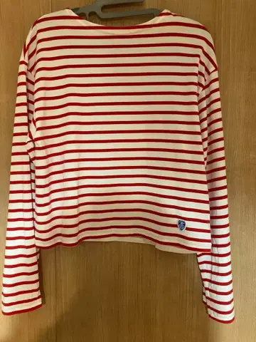 오르치발 빨간색과 화이트 스트라이프 긴팔 크롭 상의