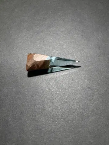 목재와 레진의 목걸이