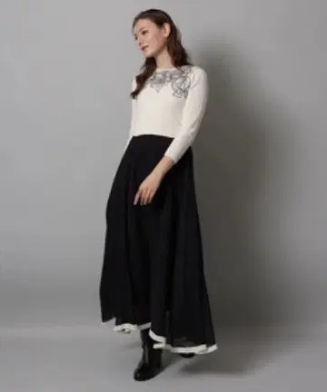 [택 포함 새상품] 데콜테 레이스 도킹 원피스 Rirandture