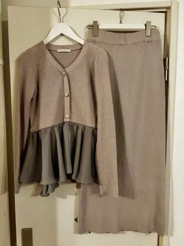 프로포션 니트&새틴 페플럼 셋업 M 더스티 핑크