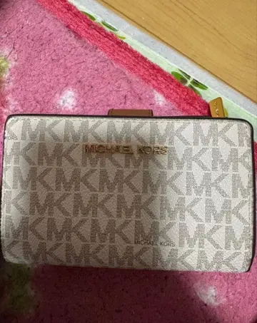 MICHAEL KORS 로고 프린트 이단 접이식 지갑