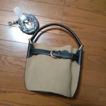 베이지와 블랙의 버킷형 핸드백