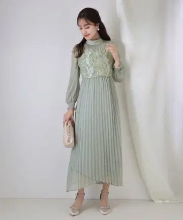 자수풍 레이스 뷔스티에 x 보틀넥 플리츠 파티 드레스