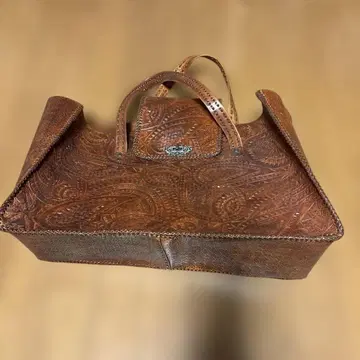 브라운 가죽 엠보싱 가공 토트백