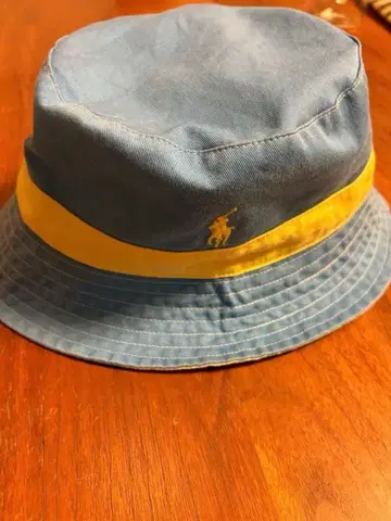 파랑과 옐로우 컬러의 버킷 햇