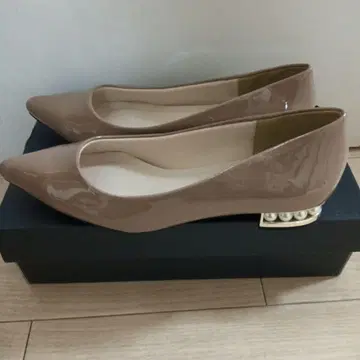 베이지 펄 장식 스틸레토 펌프스