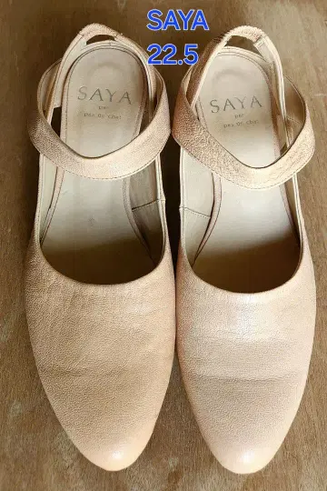 매우 깨끗한 SAYA 펌프스 22.5