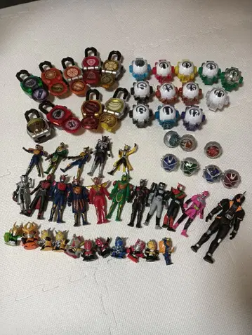 가면라이더 피규어와 변신 아이템 세트