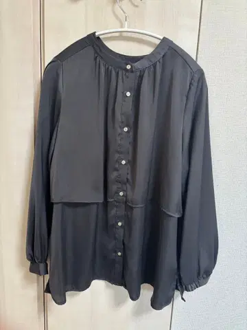 레이어드 스타일 새틴 블라우스 차콜 그레이 a.v.v