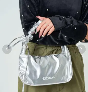 OUTDOOR PRODUCTS 실버 핸드백