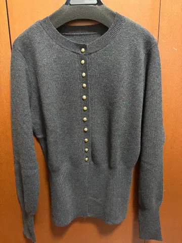 다크 그레이 버튼 니트탑