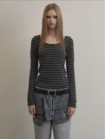 SETUPEXE STRIPE LACE TOP / CHARCOAL