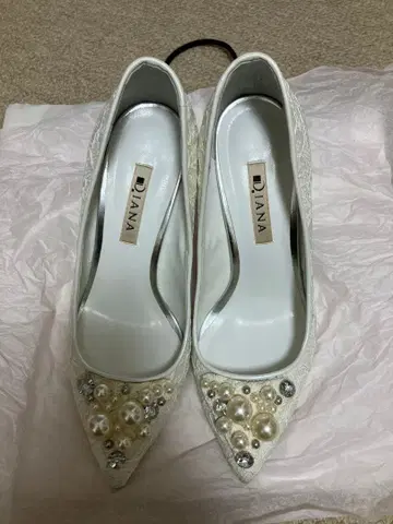 다이애나 화이트 레이스 펌프스