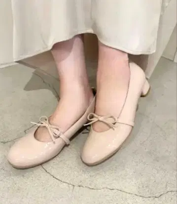 리본 스트랩 포함 펌프스 NICE CLAUP 베이지 LL