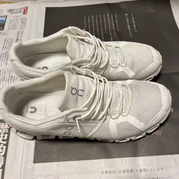 On 화이트 스니커즈