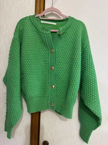 Un carnet 그린 버튼 가디건