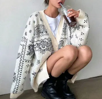 [ 새상품 ] DAZY 화이트 프린트 패턴 가디건