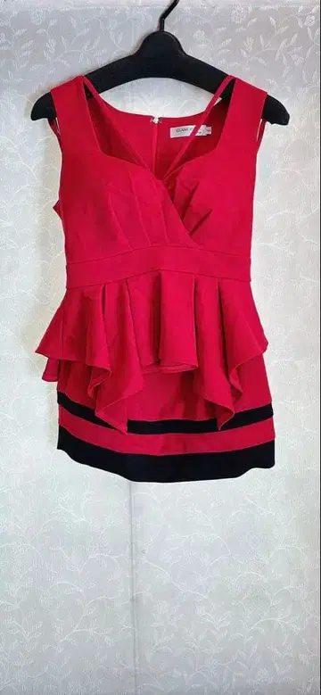 빨간색 프릴 타이트 드레스