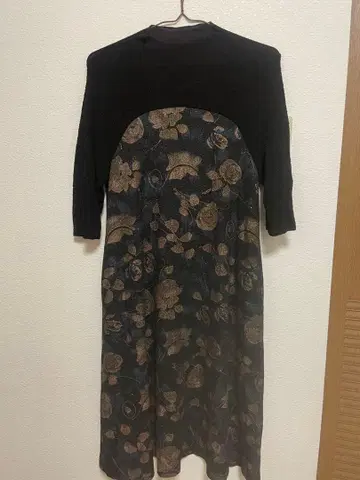 블랙과 금색 꽃무늬 7부 소매 무릎 기장 원피스