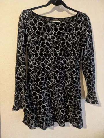 SK y SCRAPER 꽃무늬 레이스 긴팔 튜닉