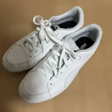 화이트 로우컷 스니커즈