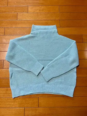 스카이블루 오프 터틀 스웨터