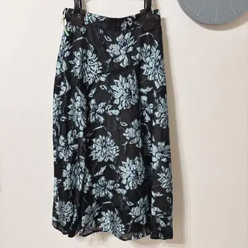 마이 스트라다 플레어 스커트 블랙과 스카이블루 꽃무늬