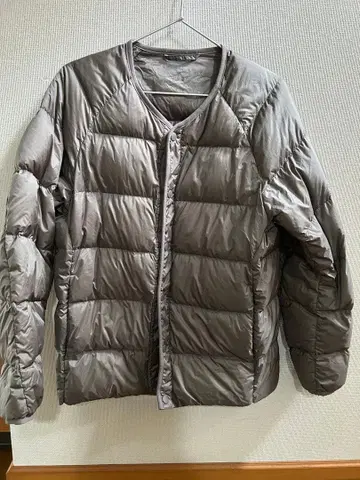 유니클로 울트라 라이트 다운 S 사이즈 라운드 칼라 그레이