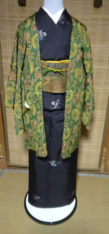 전통적인 꽃무늬 겉옷