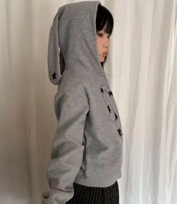 토끼 귀 달린 그레이 집업 후드티