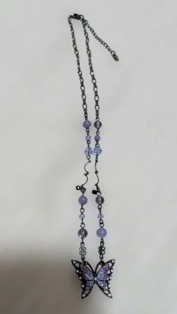 안나수이 나비 모티브 목걸이 보라색과 블랙