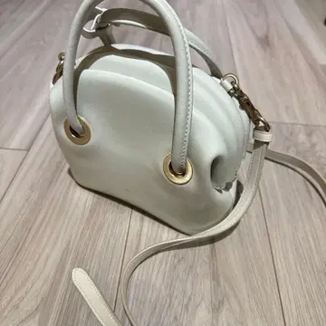 OSOI 화이트 가죽 숄더백