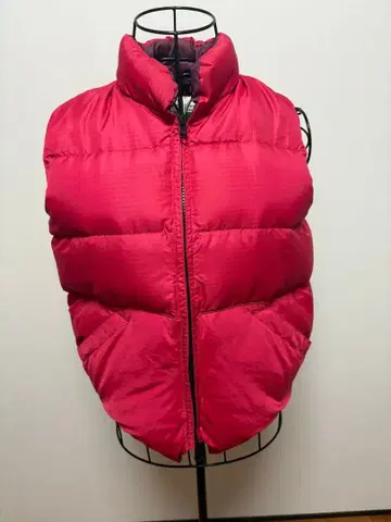 빨간색 다운 베스트 슬리브리스