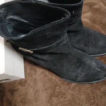 NADIN 나딘 블랙 스웨이드 부티 중간 힐