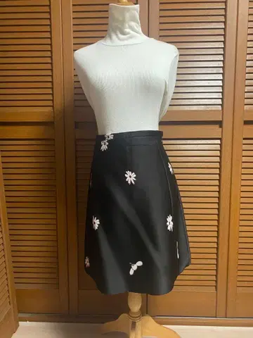꽃무늬 자수 A라인 스커트 블랙