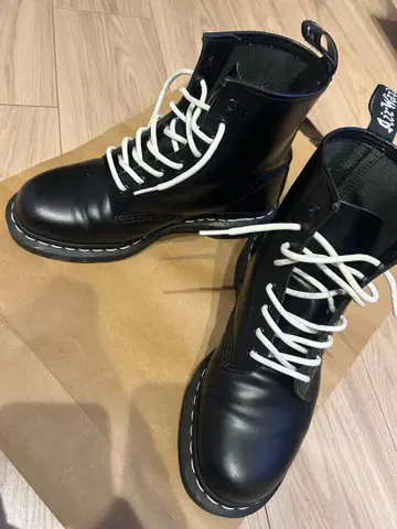 닥터마틴 화이트 스티치