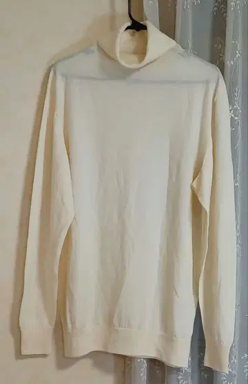 새상품급 PEMBRIDGE SHEPHERD 얇은 소재의 터틀넥 니트