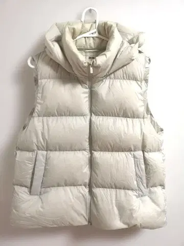 유니클로 후드 부착 울트라 라이트 다운 베스트 얇은 베이지 계열 XL