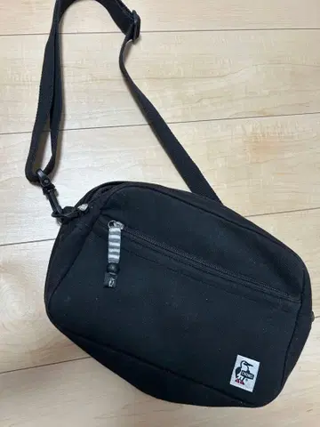 심플한 블랙 숄더백