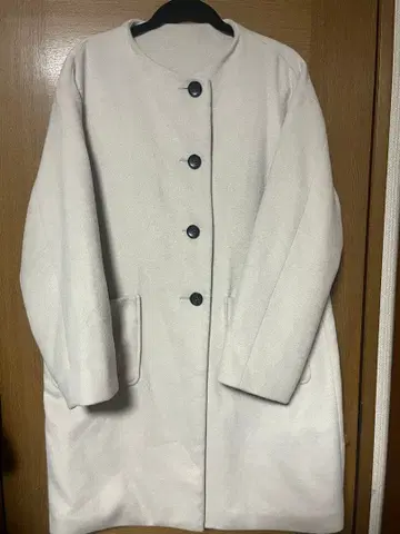 버튼 달린 롱 코트