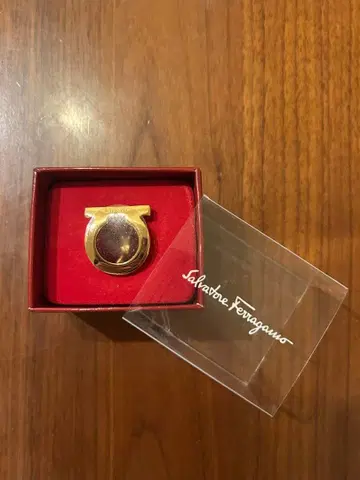 [ 미사용 새상품 ] Salvatore Ferragamo 골드 스카프링