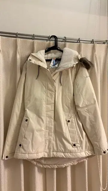 아이보리 후드 부착 다운 자켓