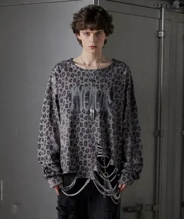 GRANCY 올 패턴 큐빅 그래픽 롱T