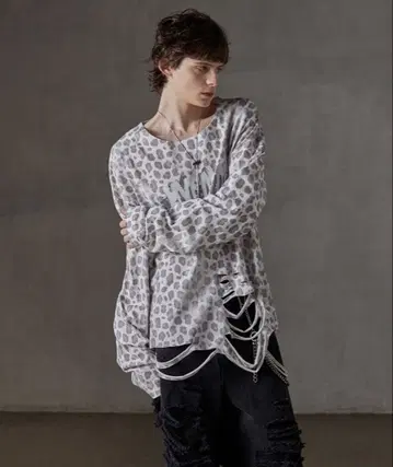 GRANCY 올 패턴 큐빅 그래픽 롱T