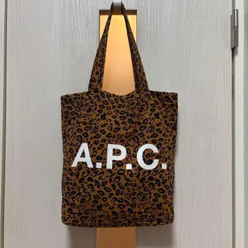 A.P.C. 레오파드 무늬 토트백