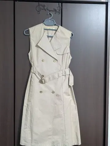 Titilate Valet 베이지 백 레이스 슬리브리스 코트